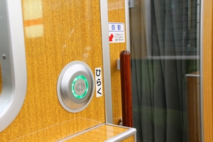 連結面自動扉のボタン