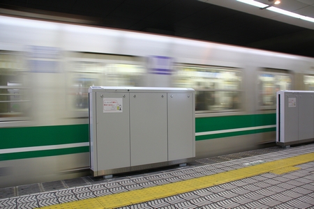 可動式ホーム柵と20系